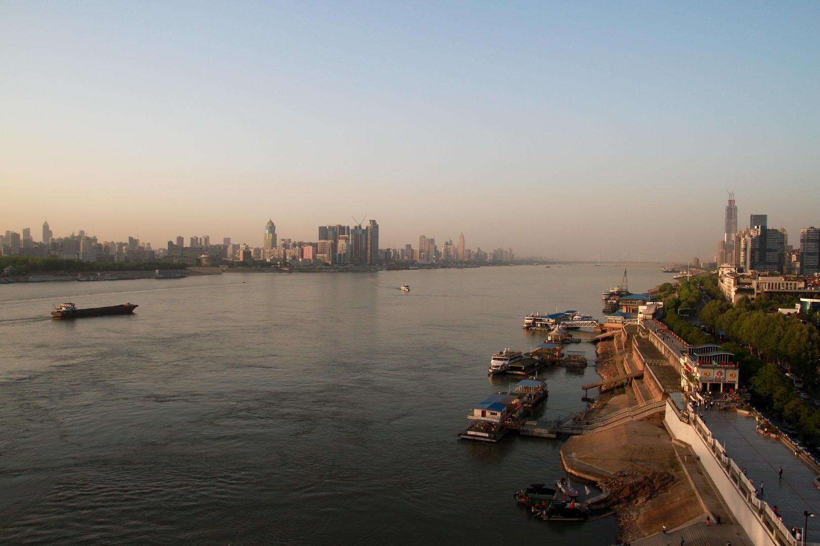 2021年3月1日起，長江一公里禁止新建、擴建化工園區和化工項目